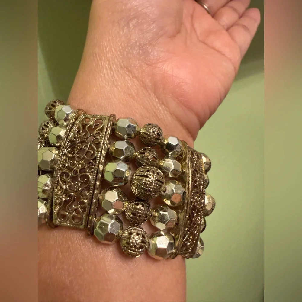 Elegant Gold Beaded Bracelet - Picture 4 of 6